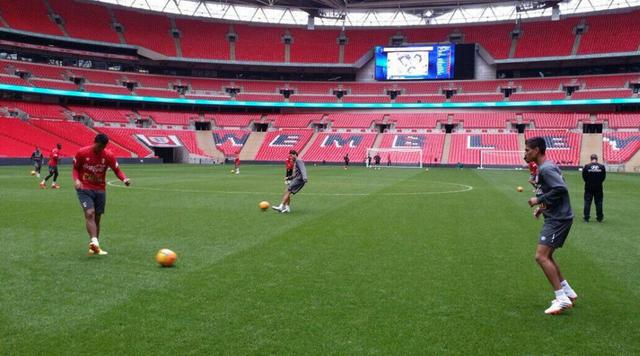 Selección peruana entrenó hoy en el mítico estadio de Wembley - 9