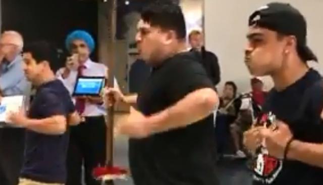En Nueva Zelanda, una familia fue filmada en un video de Facebook mientras recibía con la popular danza maorí al menor del clan. El clip emocionó a miles y se volvió viral. (Foto: captura)