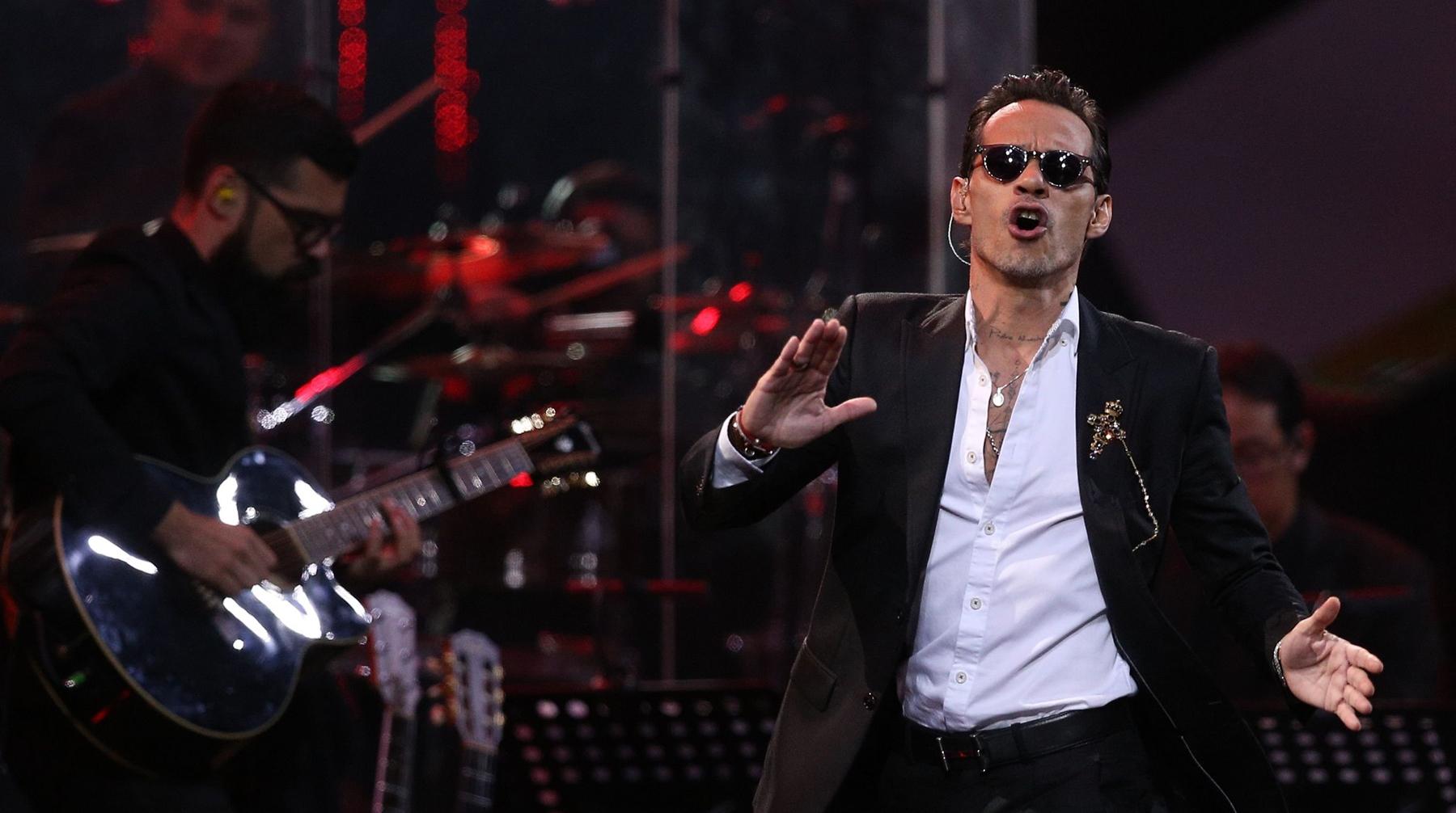 Viña del Mar 2019. Marc Anthony empezó su presentación en la tercera noche del show con "Valió la pena". Foto: AP.