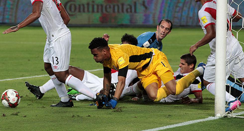 Diego Godín tuvo el empate para Uruguay en el último minuto del partido, pero el travesaño jugó para los más de 30 millones de peruanos. (Foto: EFE)