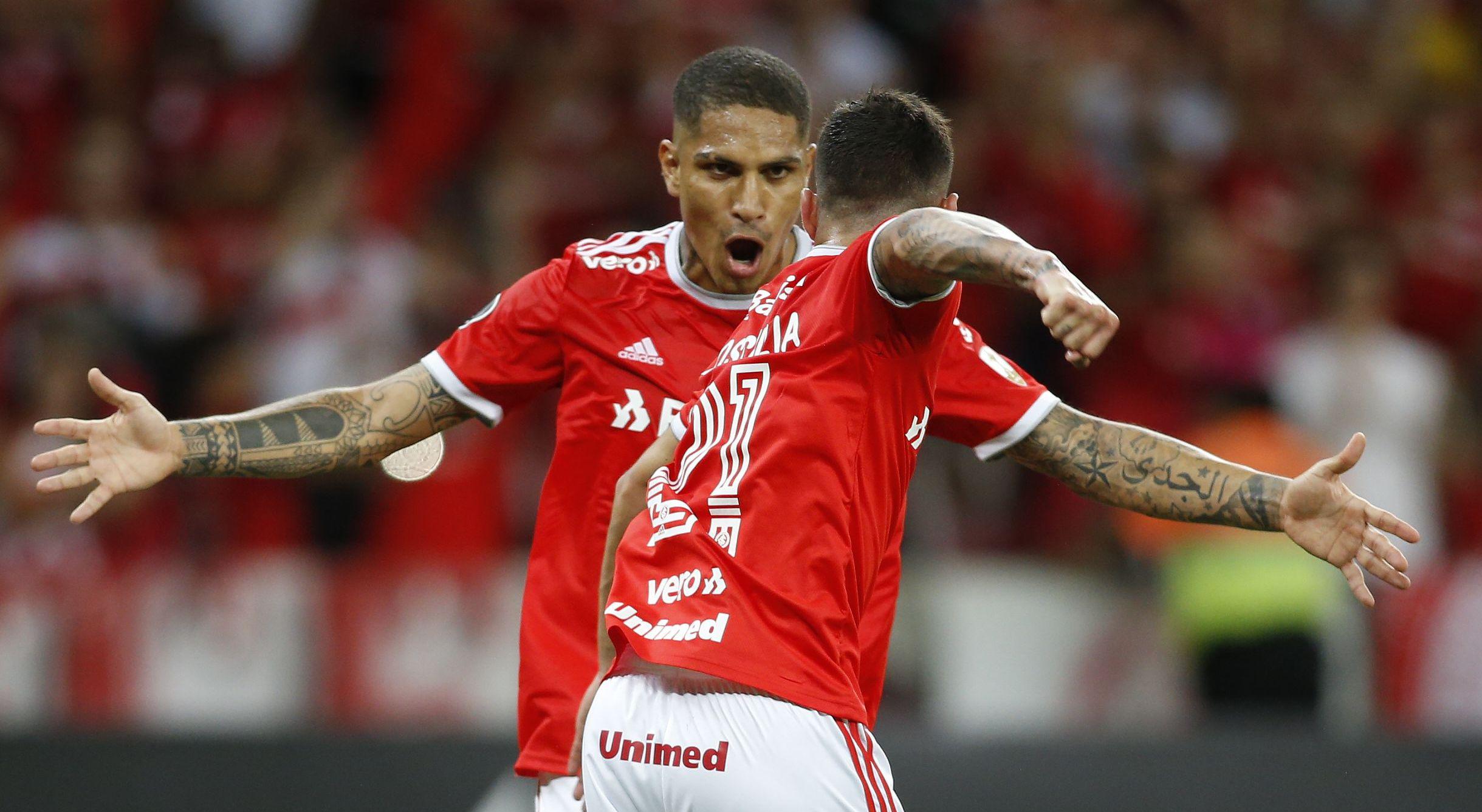 Con Paolo Guerrero, Internacional ganó 2-0 a la U. de Chile y avanzó a la tercera ronda de Copa Libertadores. (Foto: AP)