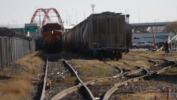 Un tren en la frontera con Estados Unidos en Ciudad Juárez, Chihuahua, México, el 22 de diciembre de 2023. (Foto de Luis Torres / EFE)