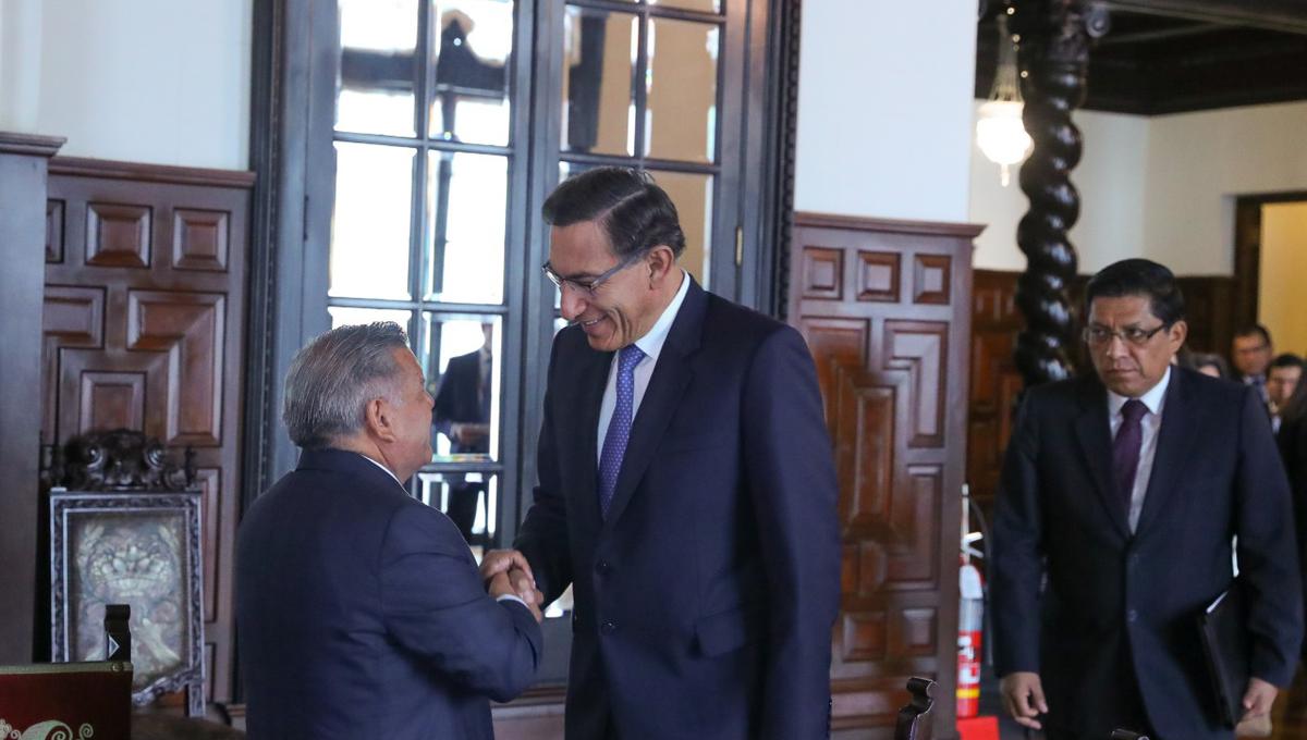 El presidente Martín Vizcarra se reunió este lunes con los integrantes de APP, entre ellos su líder César Acuña. (Foto: Presidencia de la República)