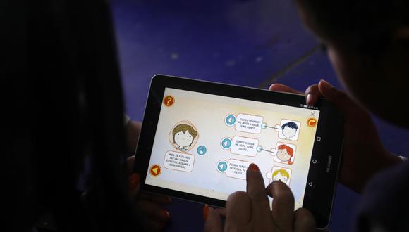 Un grupo de niños escolares del colegio José María Arguedas de la provincia de Huanta recibe instrucciones de como utilizar las tabletas que recibieron como parte de un programa de educación digital. EFE / Ernesto Arias