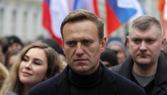 El líder de la oposición rusa y activista anticorrupción Alexei Navalny (centro) participa en una marcha en Moscú. (EFE/EPA/YURI KOCHETKOV).