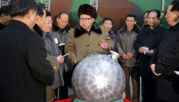 Kim Jong-un muestra supuesta bomba nuclear en miniatura
