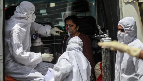 Trabajadores de la salud atienden a una paciente de coronavirus en Mumbai, India. (EFE / EPA / DIVYAKANT SOLANKI).