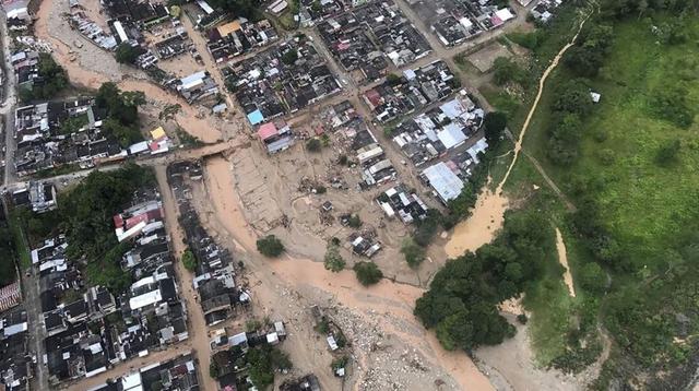 Fotos aéreas del paso de la avalancha que enlutó hoy Colombia  - 1