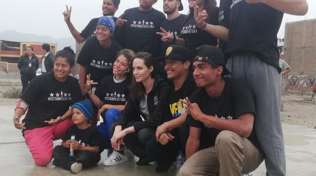 Angelina Jolie junto a jóvenes en San Juan de Lurigancho. (Foto: @rosmery_steph / Twitter)