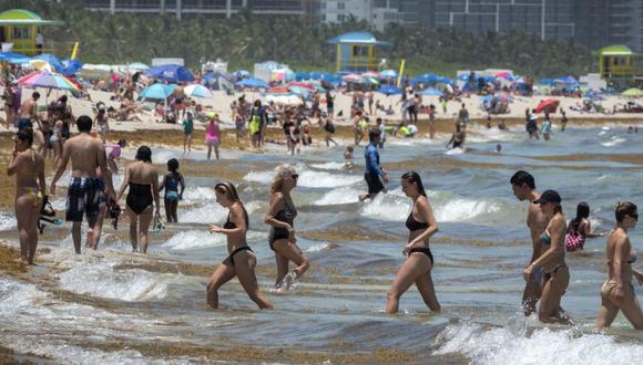 Esta foto del último miércoles muestra a cientos de personas disfrutando de un cálido día de playa en Miami Beach, pese al aumento de casos de coronavirus COVID-19 en Florida y otros estados del sur de Estados Unidos. (Foto: EFE / EPA / Cristobal Herrera)