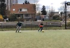 Robin Van Persie demuestra sus habilidades con el balón junto a su hijo