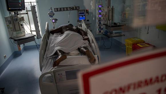 Un paciente de COVID-19 yace en la UCI del Hospital Posta Central en Santiago, Chile. (Foto: AP / Esteban Félix).
