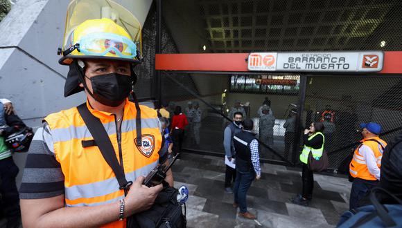 Bomberos y personal de rescate atienden una emergencia tras un incendio provocado por un cortocircuito en la estación de metro Barranca del Muerto, en la Ciudad de México.