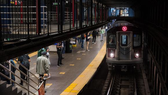 La MTA suspendió el servicio del tren F entre la estación Upper East Side y Queensbridge por varias horas por la presencia de la adolescente. (Foto: Angela Weiss / AFP)
