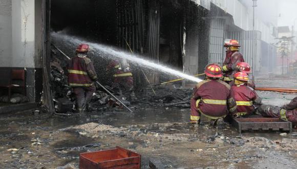 Incendio en Asia: fuego afectó depósito de llantas y palos