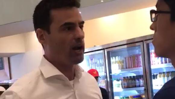 El hombre amenazó a trabajadores de un restaurante por hablar en español.