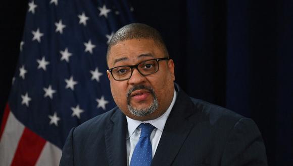 El fiscal de distrito de Manhattan, Alvin Bragg, habla para discutir su acusación contra el expresidente Donald Trump, frente a la Corte Federal de Manhattan en Nueva York, el 4 de abril de 2023. (Foto de ANGELA WEISS / AFP)