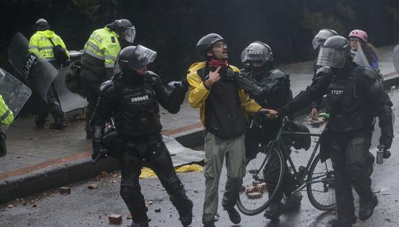 Las recientes protestas en Colombia contra el gobierno de Iván Duque han vuelto a mostrar las heridas que ha dejado el largo conflicto armado interno en el país.  (AP Photo/Ivan Valencia)