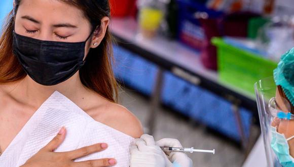 Una trabajadora de la salud administra la vacuna CoronaVac, desarrollada por la firma china Sinovac, a una mujer el 7 de abril 2021. (Foto de Mladen ANTONOV / AFP).