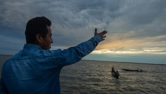 Gunter Yandari guarda el pescado de la asociación en cajas térmicas con hielo para ser llevado a los mercados. Foto. Profonanpe.