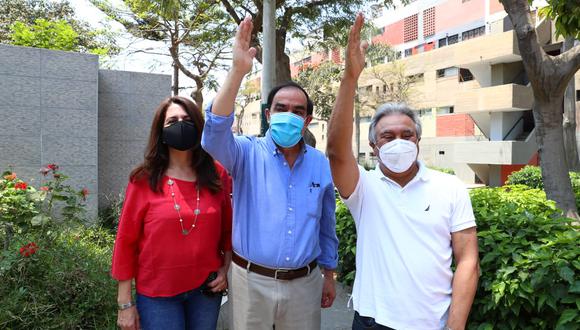 Yonhy Lescano (centro) afirmó que, desde su punto de vista, su partido no está dividido, y que una prueba ha sido el respaldo mayoritario a su postulación. (Foto: Alessandro Currarino | GEC)