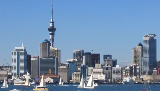 La mayor parte de peruanos en Nueva Zelanda está en la ciudad de Auckland, que es la más poblada y la capital económica de Nueva Zelanda. También hay peruanos en la misma ciudad de Wellington. (Internet)