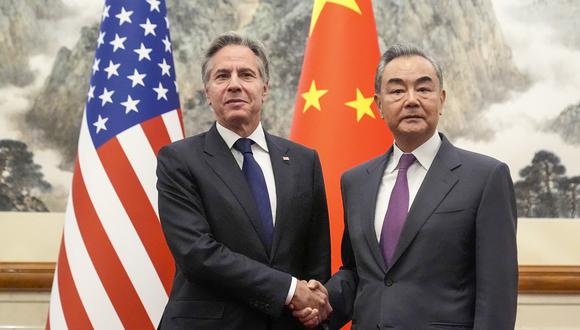 El secretario de Estado de Estados Unidos, Antony Blinken, junto al ministro de Relaciones Exteriores de China, Wang Yi, durante una reunión en la pensión estatal Diaoyutai, en Beijing, el 26 de abril de 2024. (Foto de Mark Schiefelbein / POOL / AFP)