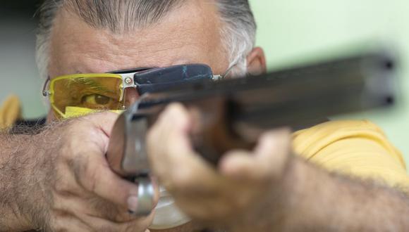 Una persona practica tiro al blanco en Americana, Brasil el 24 de febrero del 2021. (AP Photo/Andre Penner, File).