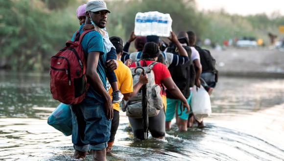Migrantes procedentes de Haití cruzan el Río Bravo hoy, en Ciudad Acuña, en Coahuila (México). (Foto: EFE/Miguel Sierra9.