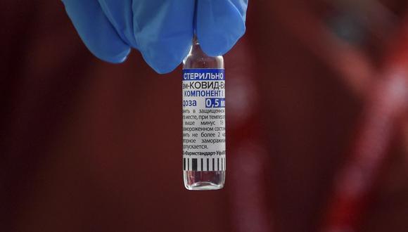 Un trabajador de la salud muestra un vial de la vacuna rusa contra el coronavirus Sputnik en la India. (Foto de Punit PARANJPE / AFP).