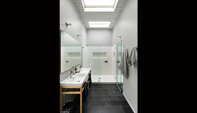 Este baño posee una estética black&white. Luce amplio y bien iluminado. (Foto: The MLS)