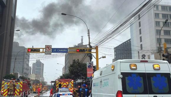 Incendio de gran magnitud se registró en un edificio de cuatro pisos ubicado en Cercado de Lima. (Foto: Andina)