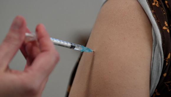 Una residente recibe su primera dosis de la vacuna AstraZeneca en un centro de vacunación Covid-19 sin cita previa en el suburbio de Bankstown en Sydney. (Foto: Saeed KHAN / AFP).