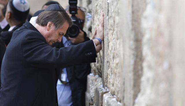 El presidente de Brasil, Jair Bolsonaro, reza en el Muro de las Lamentaciones, este lunes en Jerusalén (Israel). (Foto: EFE)