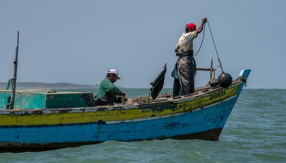 una embarcación artesanal en el mar peruano. Foto: Andre Baertschi.