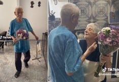 El momento en que un anciano de 96 años regala un ramo de flores a su esposa por su cumpleaños