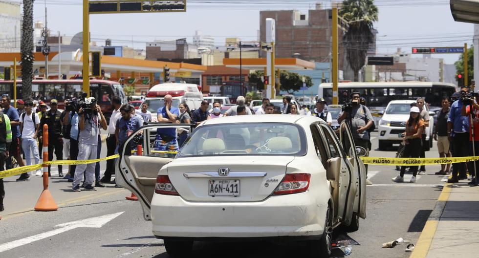 La policía detalló que las 6 personas que estaban a bordo del auto presentaban múltiples impactos de bala. Los 4 adultos fueron hallados sin vida, mientras que los dos menores fueron trasladados a las clínicas San Gabriel y San Judas, pero murieron en el camino. (Foto: Jessica Vicente/ @photo.gec)