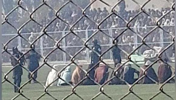 Cada hombre recibió entre 35 y 39 latigazos en frente de funcionarios talibanes, clérigos religiosos, ancianos y población local que llenó el estadio de Kandahar. (Redes sociales).