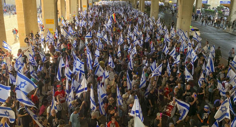 Con un bullicio ensordecedor, las multitudinarias protestas en Israel contra la reforma judicial del Gobierno volvieron este martes al aeropuerto internacional de Tel Aviv, donde la Policía se enfrentó cuerpo a cuerpo con la marea de manifestantes. (EFE/ Yemeli Ortega).