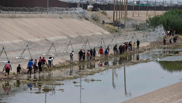 Un grupo de migrantes caminan a un costado del río Bravo, en la fronteriza Ciudad Juárez, Chihuahua, México, el 13 de septiembre de 2023. (Foto de Luis Torres / EFE)