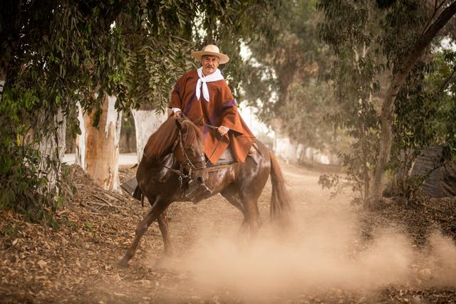 Willy Maza es piurano pero se enamoró de Pachacámac de tal manera que rehízo su vida en este valle, donde organiza cabalgatas. Es creador del programa “Explorando nuevas rutas”. (Foto: Luis Miranda)