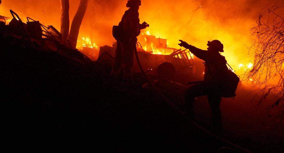 Fire in Chile leaves at least 20 people homeless and 10 houses destroyed
