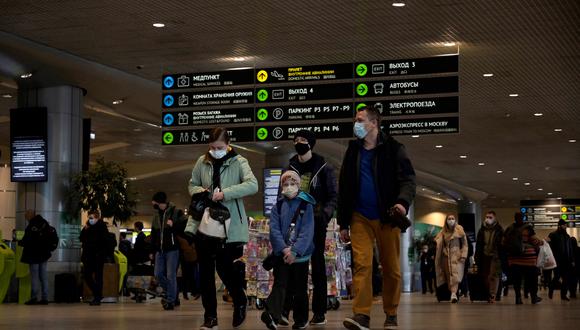 Los pasajeros se ven en el aeropuerto Domodedovo de Moscú, la base de la aerolínea rusa S7, el 5 de marzo de 2022. (Foto: AFP)