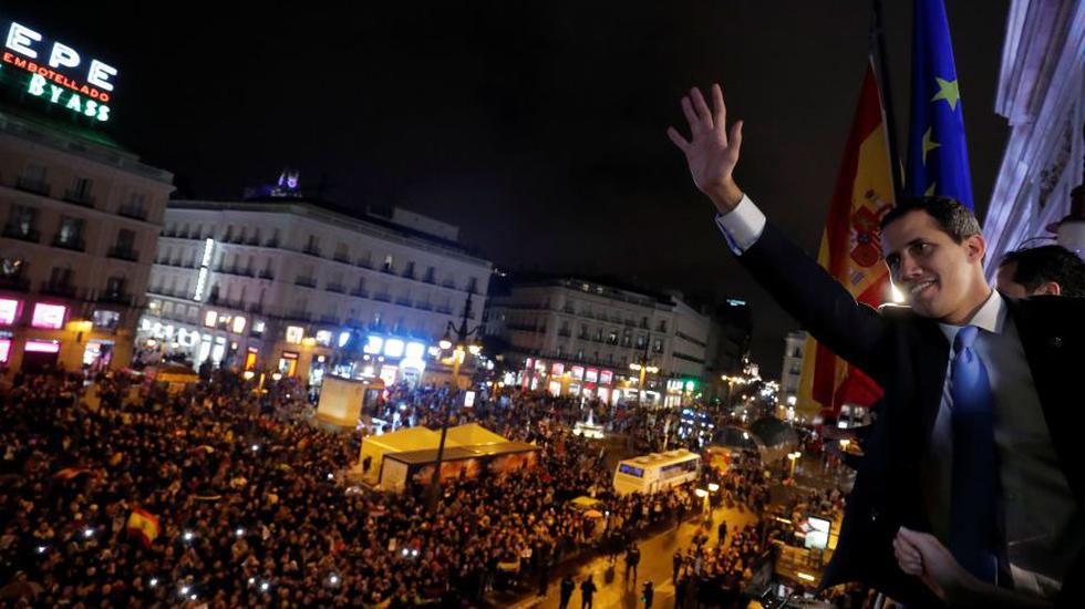 El líder opositor Juan Guaidó pidió “mantenerse en pie” frente a la “dictadura” venezolana ante miles de seguidores en Madrid. (Foto: Reuters)