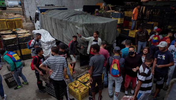Personas que se dedican a obtener productos mediante trueque con plátanos trabajan en un galpón ubicado en Catia en Caracas (Venezuela). (Foto: EFE/RAYNER PEÑA R).