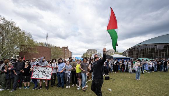Partidarios pro palestinos cantan mientras retoman el campamento en el Instituto Tecnológico de Massachusetts (MIT) en Cambridge, Massachusetts, el 6 de mayo de 2024. (Foto de Joseph Prezioso / AFP)
