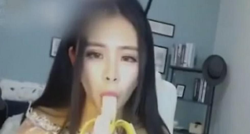 Jovencitas usan bananas de forma erótica en sus videos. (Foto: captura)