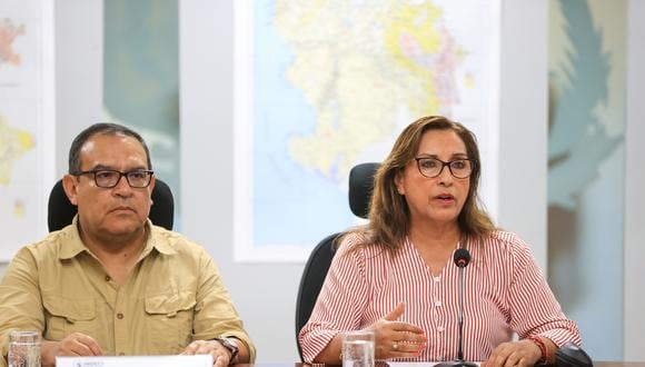 Presidenta de la República, Dina Bolauarte, ofreció declaraciones en el Centro de Emergencia Sectorial. (Foto: GEC)