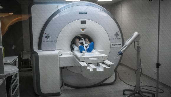 Cualquier persona que ingrese a una sala de examen de resonancia magnética debe dejar todos los objetos metálicos magnéticos afuera. (Foto: STEPHANE DE SAKUTIN / AFP)