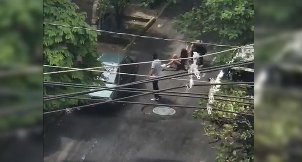 Indignación en Colombia por hombres que atacaron con cadenas a mujer trans en Medellín. (Captura de video).